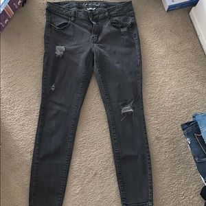 AMERICAN EAGLE FADED BLACK RIP JEANS